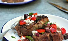 Côtelettes Dagneau Aux Épices Grecques Avec Sauce À La Feta