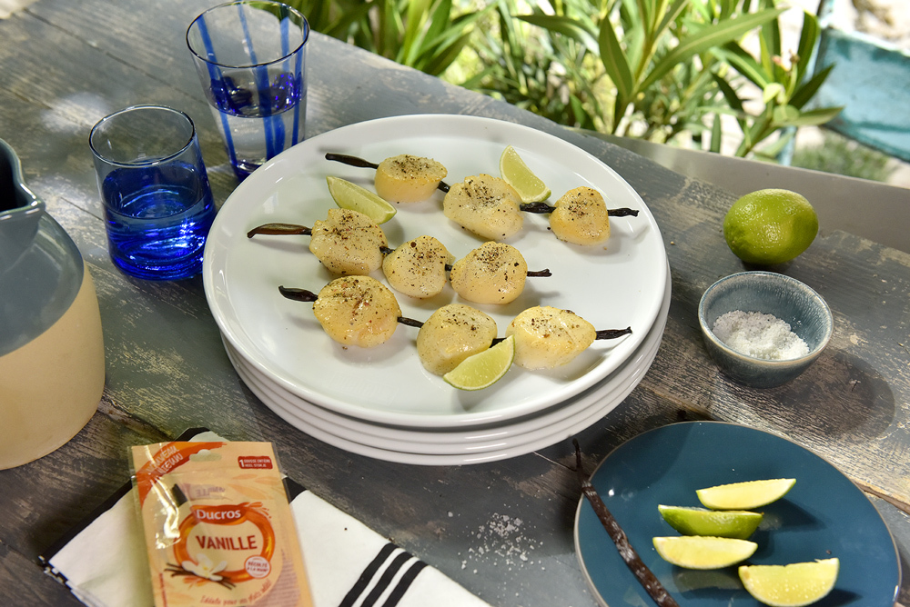 Saint Jacques À La Planche De Cèdre Et À La Vanille