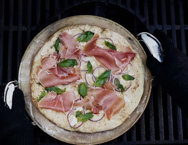 Hvid Pizza med ricotta og parmaskinke