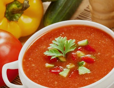Gazpacho affumicato con crema al caprino
