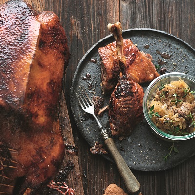 Gegrillte Gans mit Lebkuchenfüllung serviert mit Sauerkraut an getrockneten Pilzen und Äpfeln