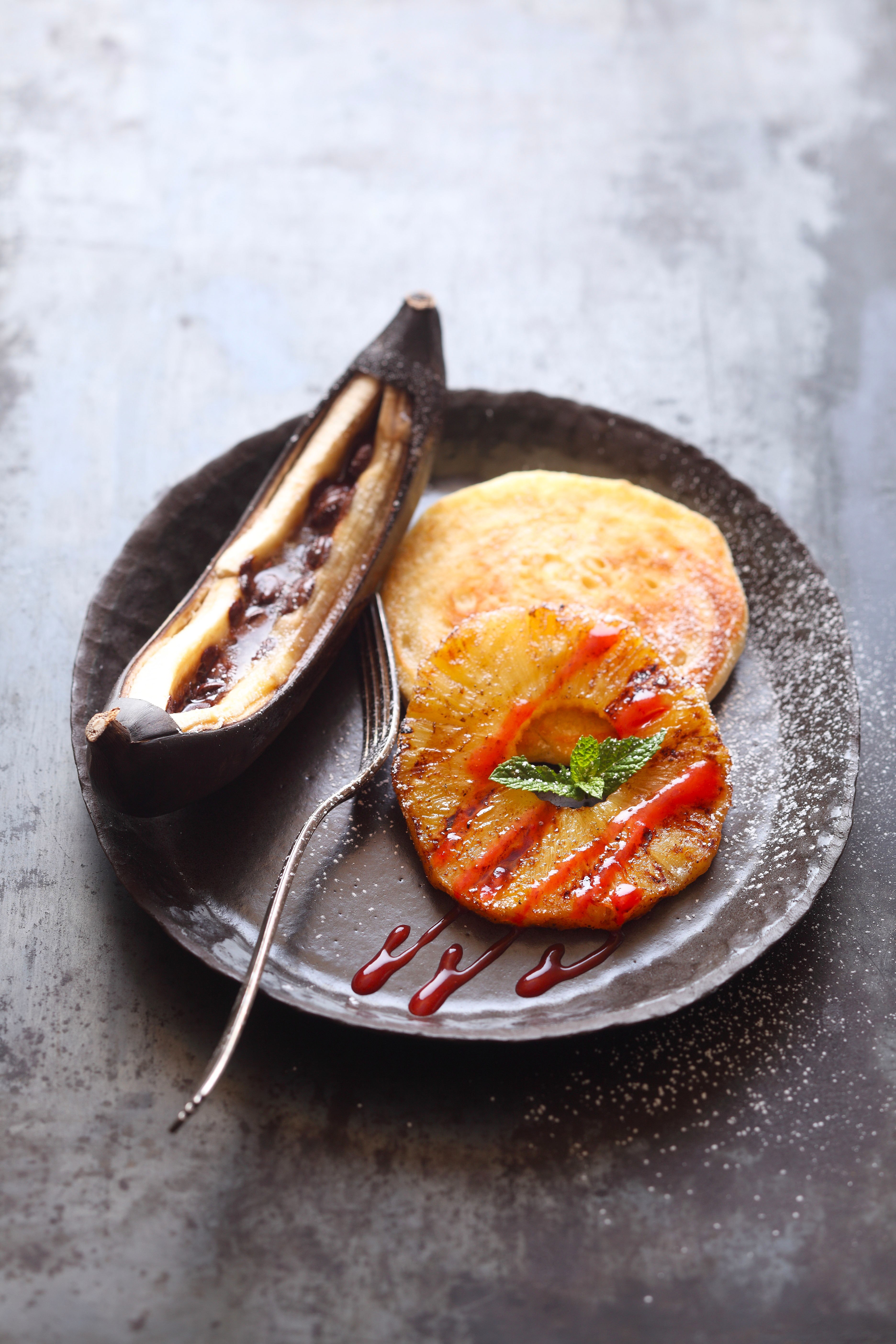 Pancakes mit gegrillter Banane und Ananas