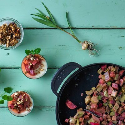 Gegrillter Rhabarber mit Zitronen-Mousse und Haselnuss-Crunch