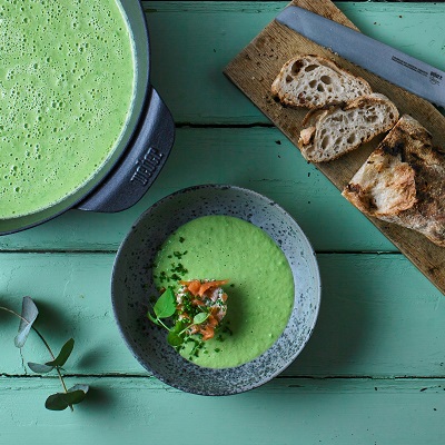 Grüne Erbsensuppe mit kaltgeräuchertem Lachs und Schnittlauch