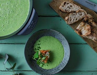 Grüne Erbsensuppe mit kaltgeräuchertem Lachs und Schnittlauch