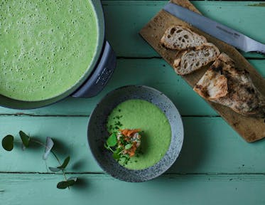 Grüne Erbsensuppe mit kaltgeräuchertem Lachs und Schnittlauch