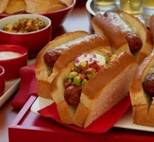 Hot Dogs mit Avocado-Salsa und Sour Cream
