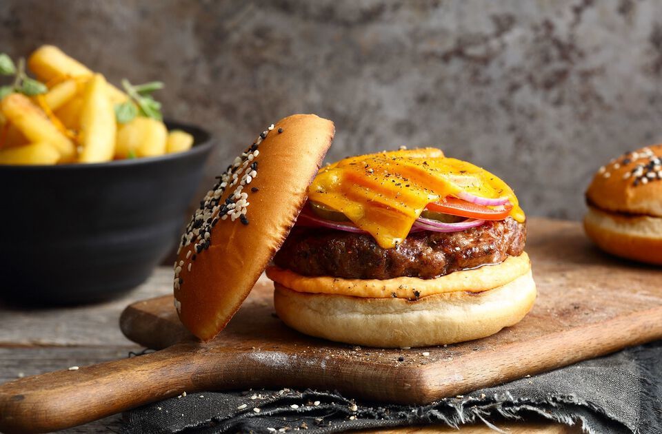 De Ga American Bbq Cheeseburgermitwrzigen Pommes Frites Photo 2021