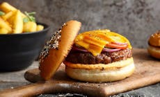 De Ga American Bbq Cheeseburgermitwrzigen Pommes Frites Photo 2021