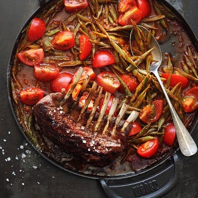 Lammrücken mit Kräuterkruste auf Bohnen-Tomaten-Ragout | Lamm | Weber ...