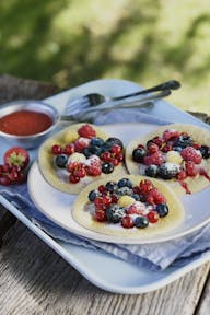 Pancakes mit Beeren und Erdbeercoulis