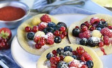 Pancakes Mit Beeren Und Erdbeercoulis