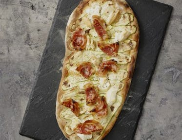 Pizza with pancetta, courgette and smoked cheese