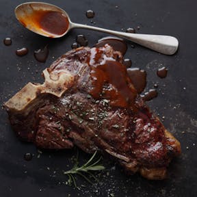 Porterhouse-Steak in einer Rosmarinkruste mit Rotweinsauce