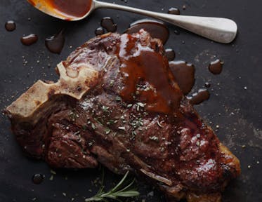 Porterhouse-Steak in einer Rosmarinkruste mit Rotweinsauce