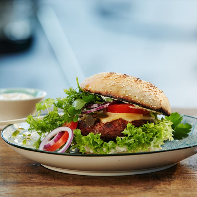 verzending Buurt mengsel Backyard hero burger | Weber Recepten