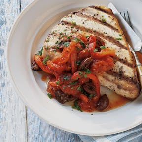 Schwertfisch-Offensive mit Tomaten-Paprika-Sauce und Oliven