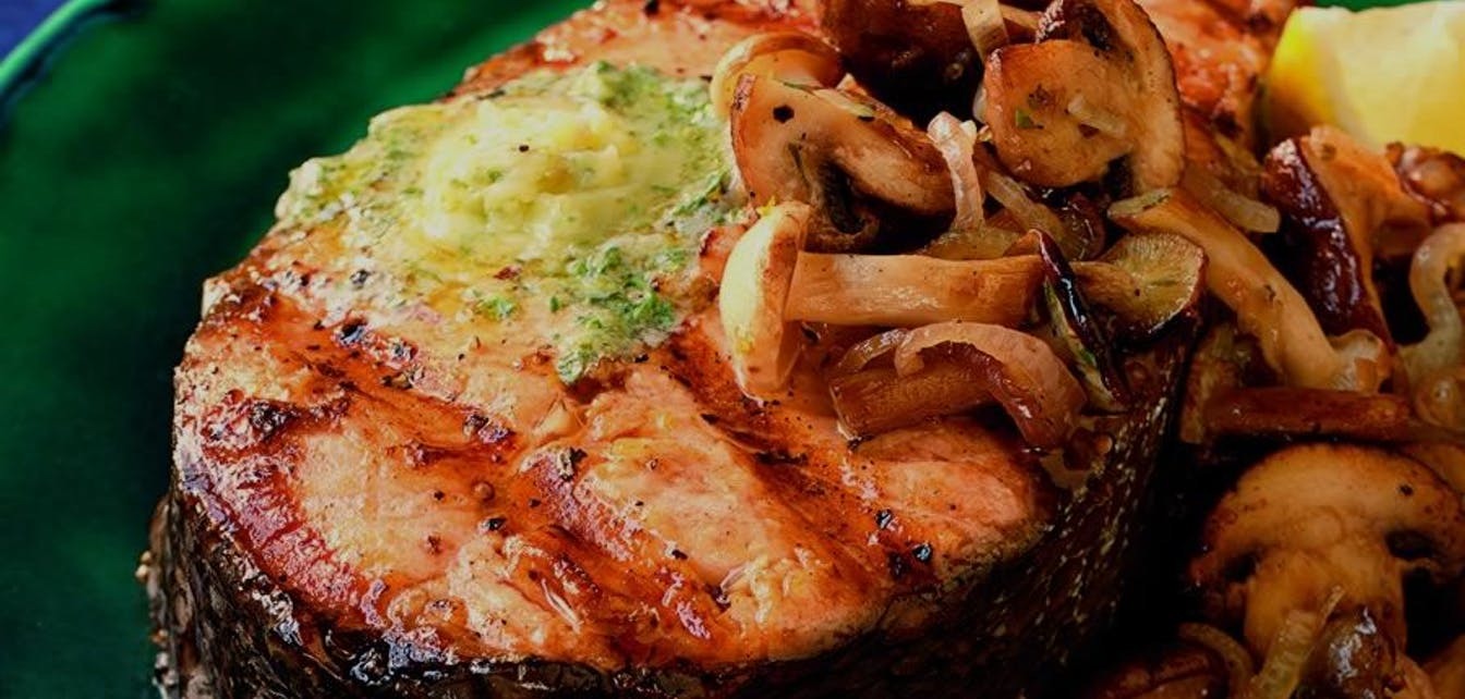 Lachssteaks mit Zitronen-Thymian-Butter und Wildpilzen