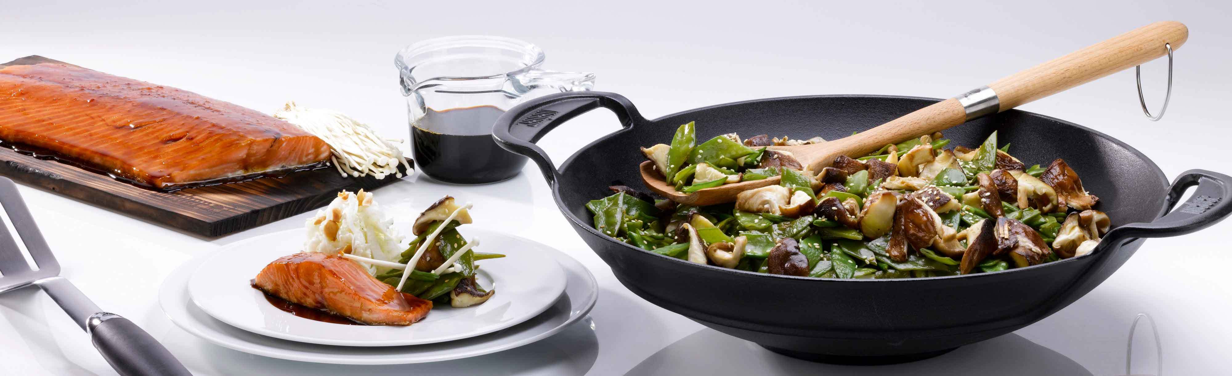 Saumon Mi Cuit Mi Fumé  Laque De Soja Pois Gourmands Et Shiitaké Au Wok Barbecues Weber C Rougereau Bd