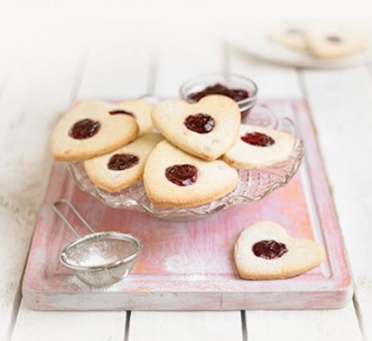 https://content-images.weber.com/emea-recipes/Shortbread-Hearts-2_RT_FADEandExtend-346x318.jpg?auto=compress,format&w=750