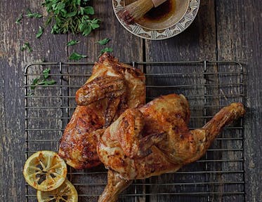 Pollo acompañado de cuscús, brócoli y coliflor parrillado
