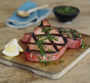 Thunfisch-Steaks mit Salmoriglio-Soße