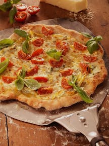 Weiße Pizza mit Ricotta, Tomaten, Chili und Basilikum