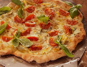 Weiße Pizza mit Ricotta, Tomaten, Chili und Basilikum