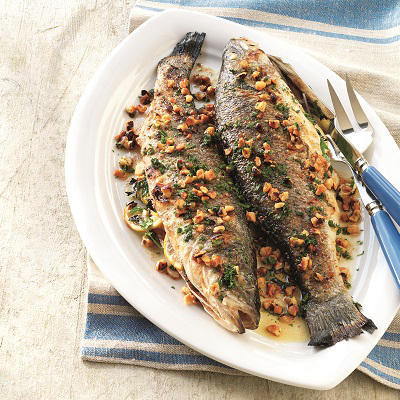 Gegrillter Wolfsbarsch mit gebräunter Haselnussbutter