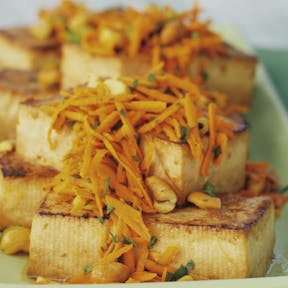 Zitronen-Ingwer-Tofu-Steaks mit Karotten-Cashew-Salat