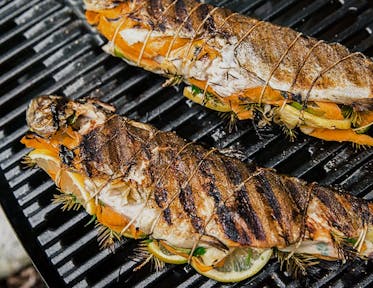 Truta com cenouras, espargos e limão