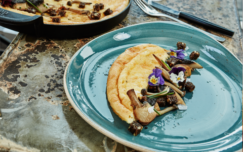 Aeggekage Med Rugbroedscroutoner Og Purloeg