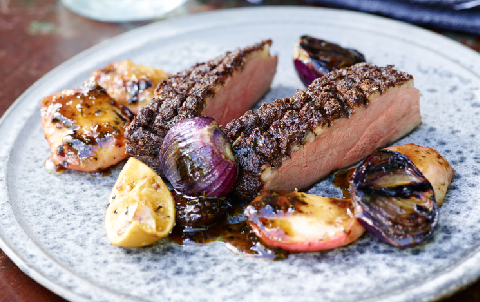 Ankanrintaa Omena Ja Sipulikompotin Kera