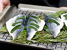 Branzino Alla Salvia Su Letto Di Aromi