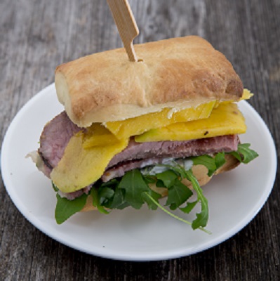 Chapa-Brot mit Roastbeef, Mango und Sauerrahm-Dip