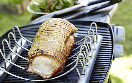 Flaeskesteg Med Grillet Spidskaal Og Hindbaer