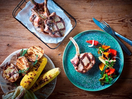 Flaskkotletter Med Sallad Paa Grillad Paprika Och Zucchini