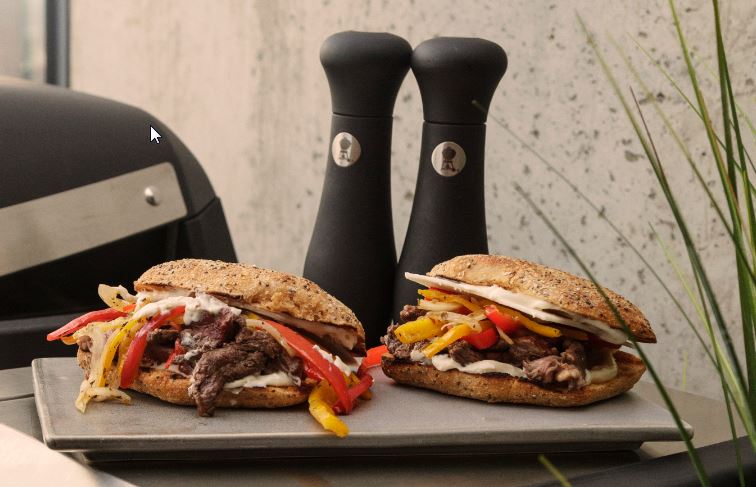 Philly-Style Steak Sandwiches met gegrilde ui en gesmolten kaas