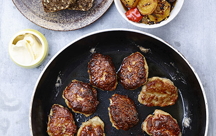 Frikadeller Med Grillede Syltede Beder