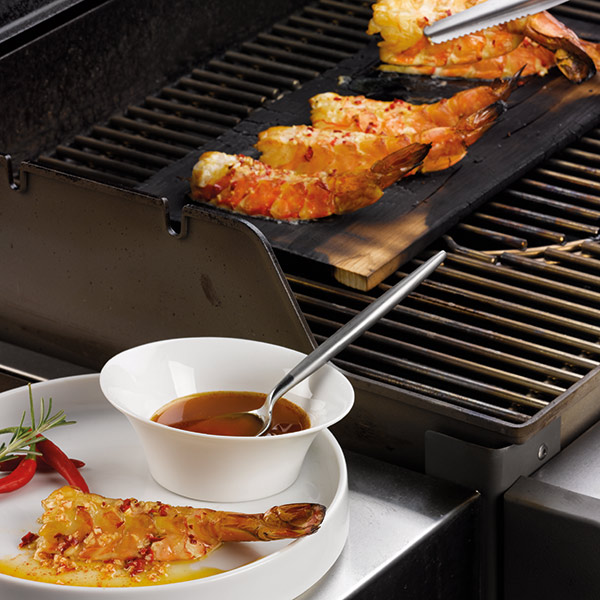 Gambas En Papillon Fumees Sur Planche De Cedre Et Sauce Piripiri