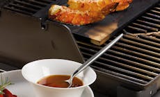 Gambas En Papillon Fumees Sur Planche De Cedre Et Sauce Piripiri