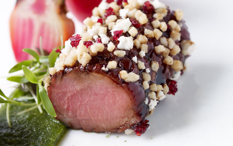 Glaseret Kalvefilet Med Sproedt  Urtepure  Beder Og Bearnaise