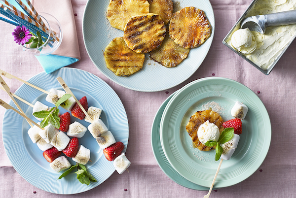 Grillattu Ananas Kaneliseoksen Ja Paahdettujen Vaahtokarkkien Kera