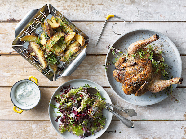 Grillattu Broileri Uuniperunalohkojen Ja Yrttikastikkeen Kera