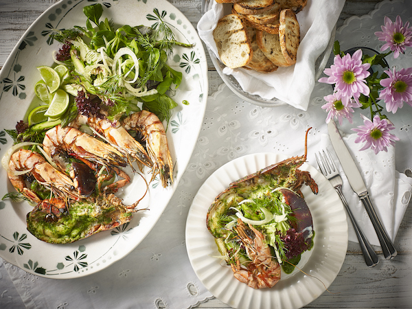 Grillattu Hummeri Ja Isot Katkaravut Limeliemessa Parsasalaatin Kera