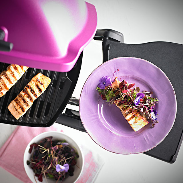 Lachs auf Blumenbeet