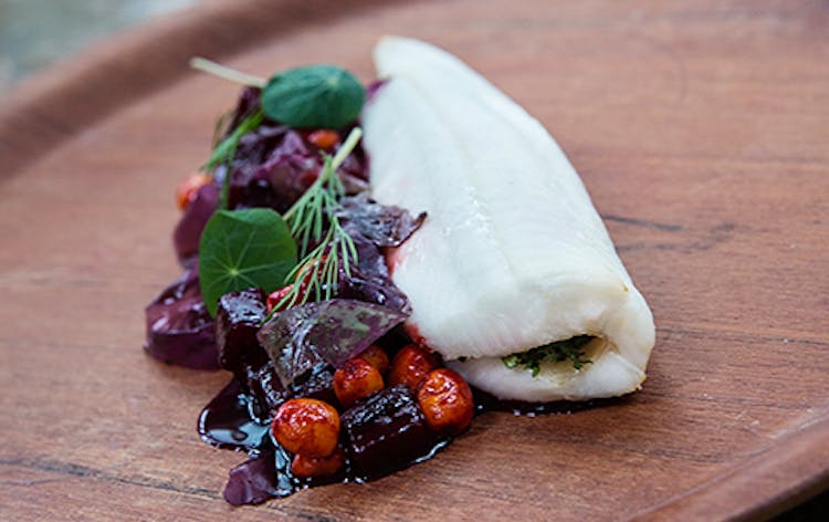 Grillet rødspætte med urter og rødbedesauté | Fisk og skaldyr Weber Opskrifter