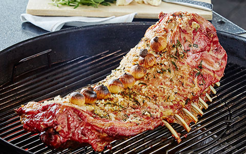 Hel Lammrygg Med Vitlok Och Rosmarin Kolgrill