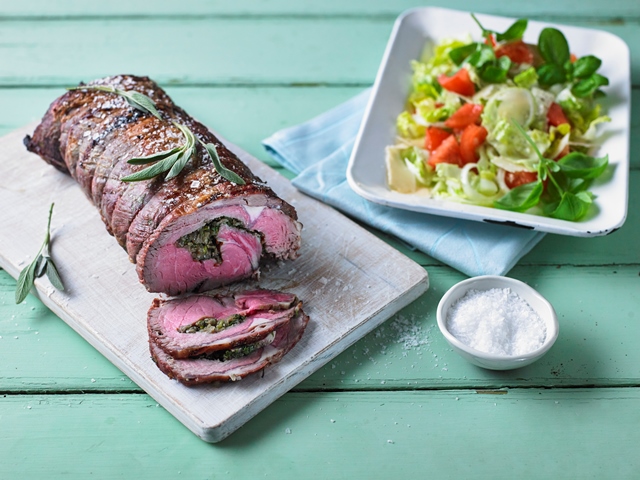 Helstekt Kalventrecote Med Ortfyllning Och Tomatsallad