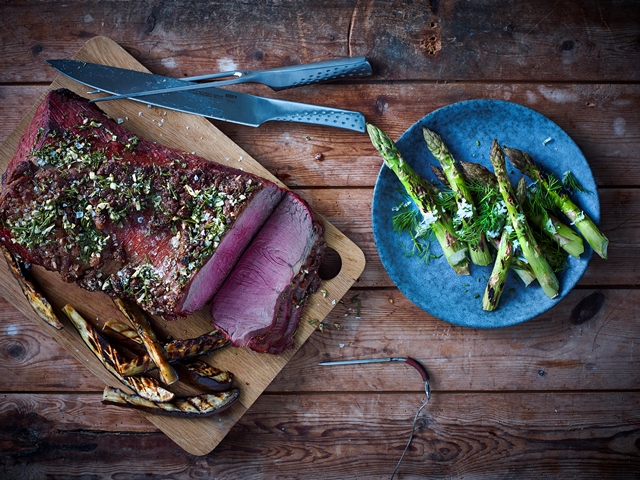 Helstekt Oxfile Med Vitlok Och Rosmarin Med Sparrissallad Och Grillad Aubergine